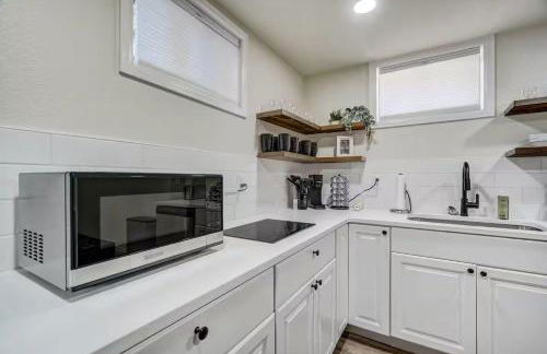 Quiet Basement Retreat | King Bed, Firepit, Yard - Foto 2