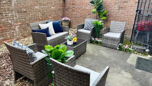 4 Bedroom Home in Best Location Parking Fireplace Back Yard Pets Welcome - Foto 3, Garden