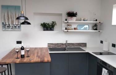 Modern cosy apartment walking distance to many cove beaches and coast path walks as well as the famous Helford river - Foto 13