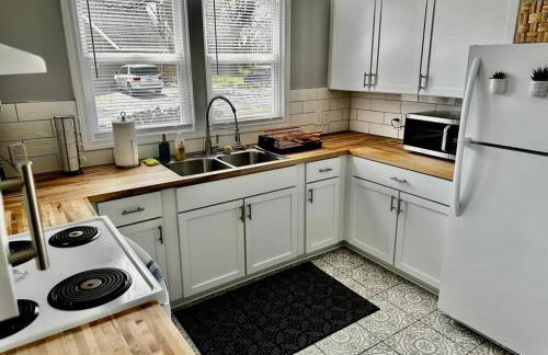 Mrs. Hughes Cottage - 2 bedroom House w/ parking - Foto 6