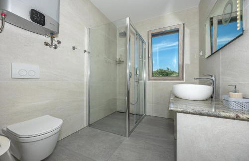 Luxury White Sails Villas with a Multi Sport Court and Sea View - Photo 36