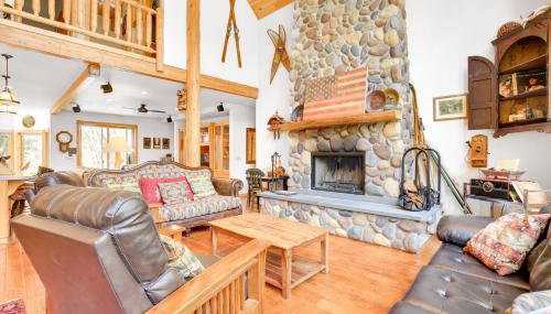 Peaceful Rhododendron Cabin with Fire Pit and Hot Tub! - Foto 4