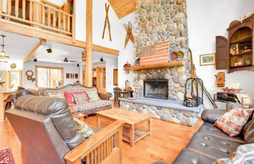 Peaceful Rhododendron Cabin with Fire Pit and Hot Tub! - Foto 4