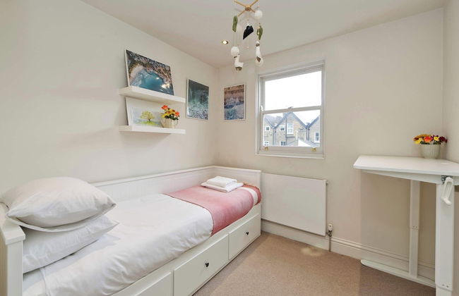 Central London 4BR Queens Park Family Home With Garden - Foto 24