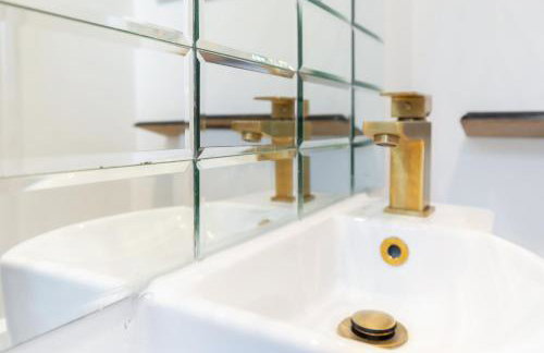 5 Min to Heathrow & Uxbridge Station with Parking - Photo 7