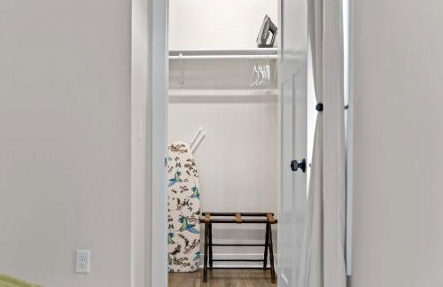 Bus Stop Sally in Historic Walker's Point MKE - Foto 9