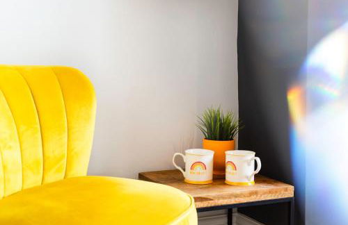 4 Bedrooms Spacious House With 2 Bathrooms Free Parking - sleeps up to 10 guests - Foto 35