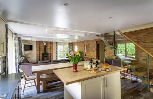 Norbury, woodland lodge with hot tub for 12 - Foto 45