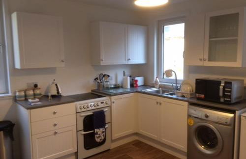 Centrally located 2 bed modern flat with harbour views - Photo 3