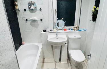 Bright 3 bedroom house with private garden near Edinburgh - Woodside home - Foto 18