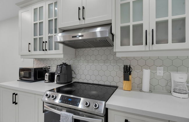 Beautiful House - On A Quiet Street - Photo 22