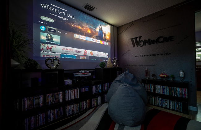 Gorgeous Urban Oasis W/hot Tub, Heated Pool And Private Movie Theater 3 Bedroom Home by RedAwning - Foto 58