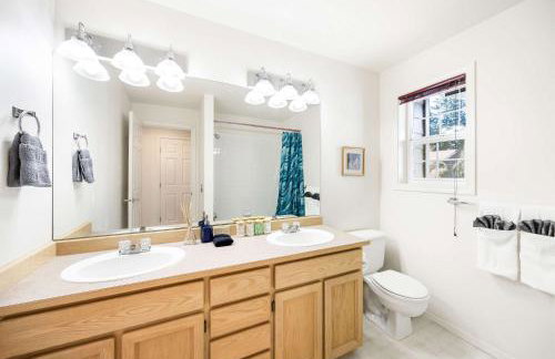 Brier 5BR Retreat w Pool Table Deck Central AC - Foto 23