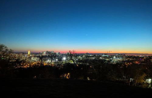 Modern Home next to Vanderbilt Campus with Parking, Screened Porch & Workspace, Walk to Hillsboro Village, Fido & Pancake Pantry, Minutes to Music Row, 12 South & Broadway, Perfect for Families, Friends & University Visits - Foto 25