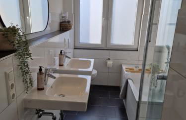 Moderne Wohnung mit Parkplatz und Kaffeevollautomat - Foto 14