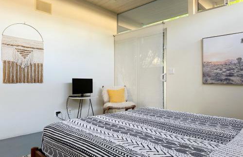 Retro Rendezvous Pool and Spa MidCentury Modern Home - Foto 64