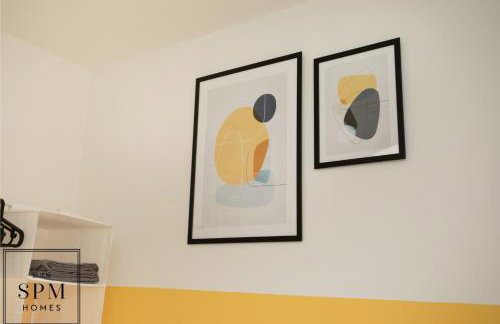 Large 3 Bed House - Long Stays Welcome - Smart TVs in Each Bedroom - Parking - Wifi - Foto 4