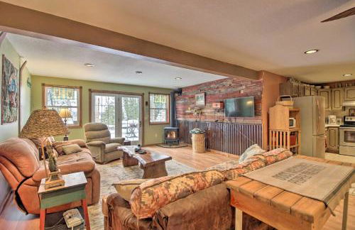 Lakefront Deer River Apt with Dock, Fire Pit and Patio - Foto 1