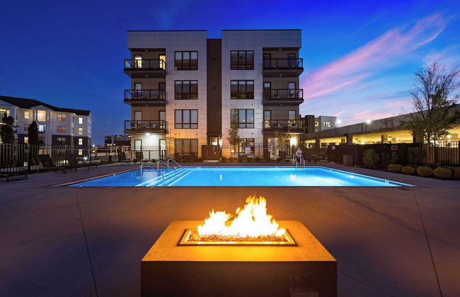 Walkable Midtown Location Modern Amenities, Pool & Gym Anthem by Avantstay - Foto 11