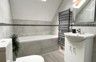 Modern 4-bed Cottage Llanwrst Town Centre & Parking - Snowdonia! near Betws-y-Coed - Photo 32