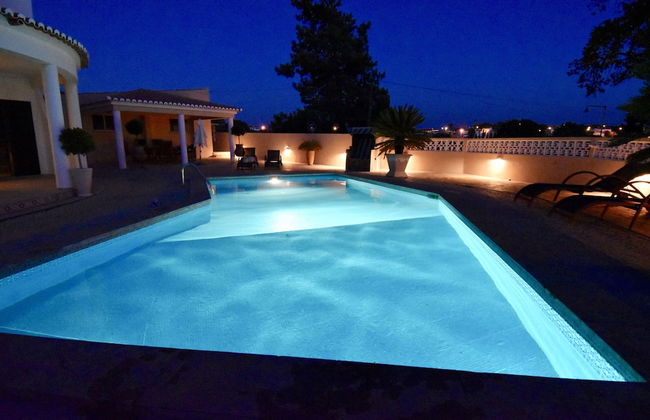 Villacasatulipa-sleeps4-garden-pool-bbq-ac - Foto 14