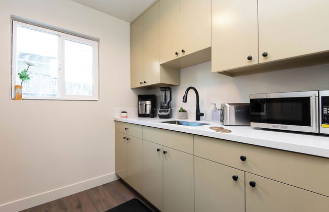 Stunning Studio Near DTLA - Photo 10