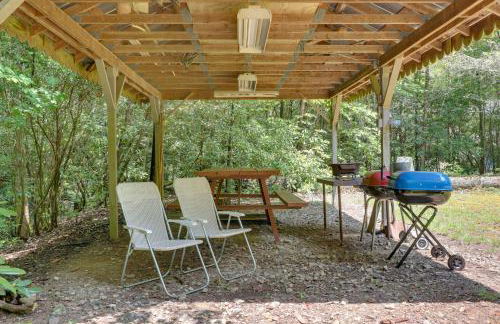 Secluded Cross Creek Cabin with Deck and Fire Pit! - Foto 20