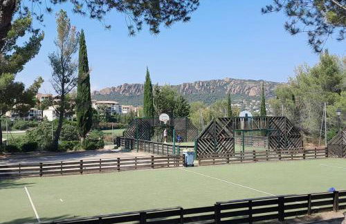 Dans un cadre d'exception, Vue mer panoramique à Agay Côte d'Azur, Village Vacances Cap Esterel, 2 chambres, avec jardin, golf, climatisation, Wifi, 5 piscines - Foto 55