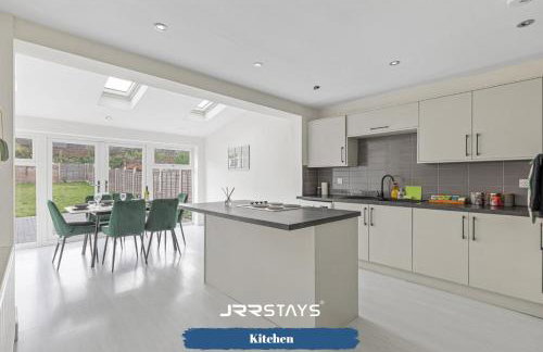 Tipton 3 Bedroom House Garden Sleeps 7 - JRR Stays - Foto 16