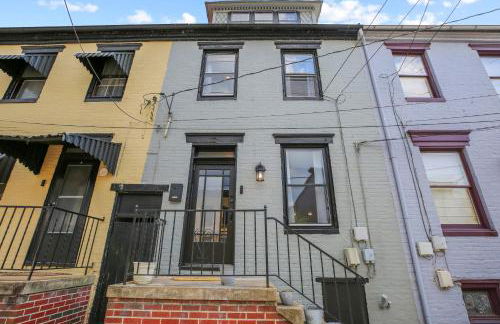 Charming 4BR with Private Patio and Historic Row Downtown - Foto 29