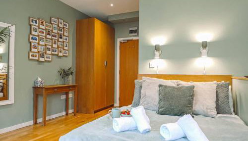 Bright Studio by Kensington Olympia | Fast Wi-Fi - Photo 4, towels, wardrobe