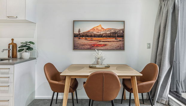 Stylish+Modern Unit - Balcony & Pool Zodiak Stays - Foto 3, Servicio de comidas en la habitación