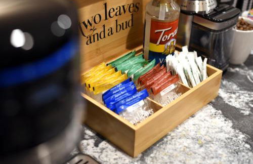 HostWise Stays - 2 King Beds, Free Street Parking, North Side Gem - Foto 13