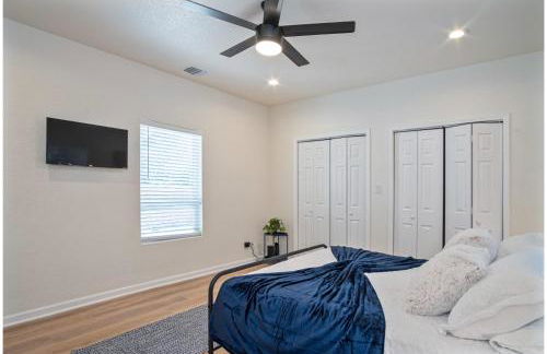 Unwind in Style 4BR2BA Quick Access to Downtown - Foto 22