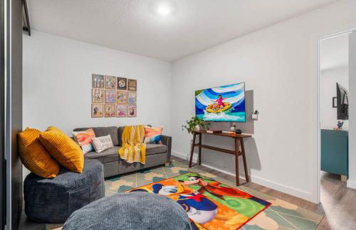 Colorful vibrant Oasis Sleeps 10, 10min to Disney - Photo 17