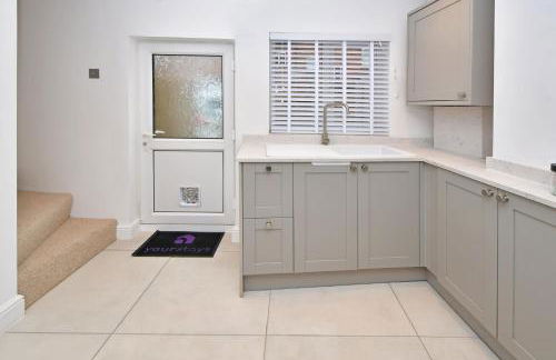 Chapel House by YourStays - Two bed cottage in Market Town of Sandbach, high end finish - Photo 14
