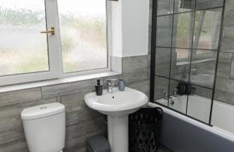 Home from Home 3-Bedrooms free parking Garden Sleeps up to 8 - Foto 17