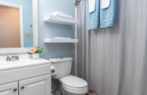 3-Bedroom Home with King Bed, Smart TVs & Fenced Yard - Foto 12