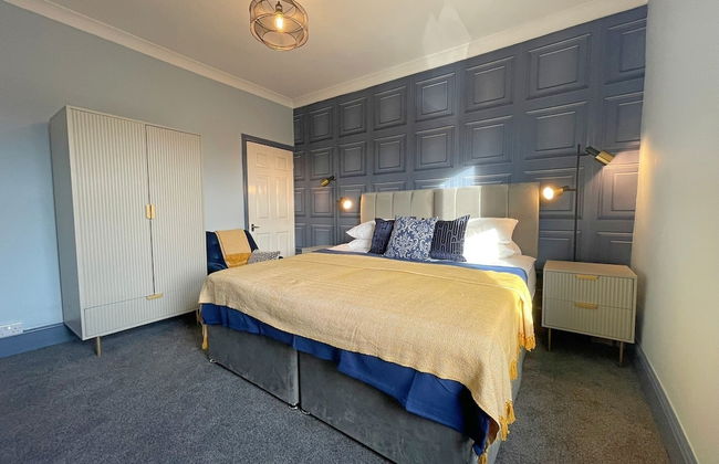 Spacious 3-Bedroom House with Parking - Photo 6