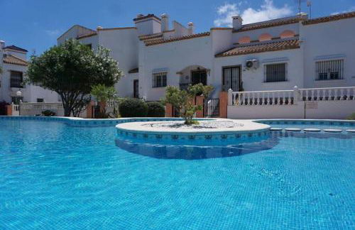 Spacious Ground floor apartment with Garden & Communal Pool - Foto 4