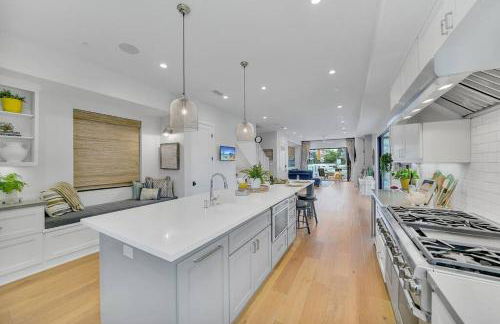 Coastal Paradise . Steps to the beach . Pool . Hot Tub - Foto 10