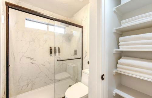 Amazing Getaway Home - 4 Bedrooms 2,5 Baths - West Houston, Katy, Richmond - Huge Pool, Mini-Golf, PingPong, Billards, BBQ, Katy Asian Town, Typhoon Waterpark, King Bed - Foto 14