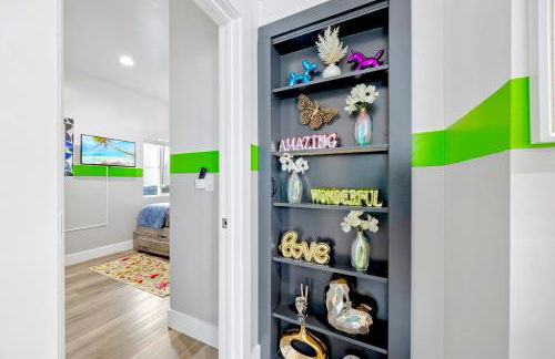 D- Hip & Stylish NoHo Family-Friendly Home near Universal & Hollywood with Patio - Hot Tub - Games - & Parking - Foto 27