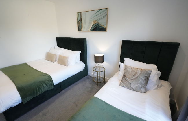 Heathrow Charge and Go - Photo 17