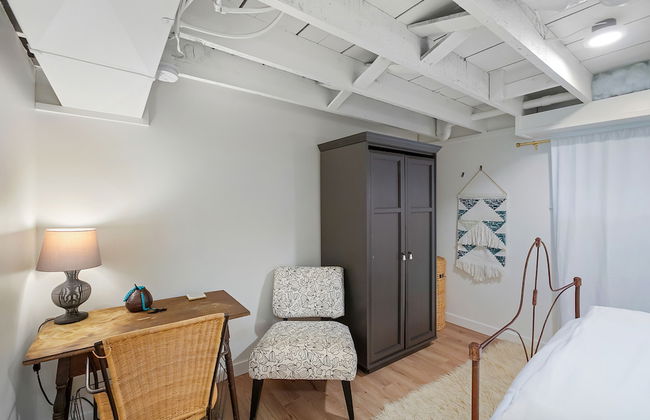 Mid-Century Vibes Basement - Foto 1