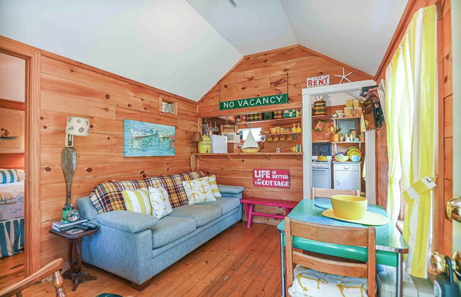 Cozy Cottage w/ Pool, BBQ and Outdoor Seating! - Photo 12