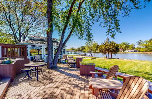 Deck and Private Dock! Winchester Creek Estate - Foto 3