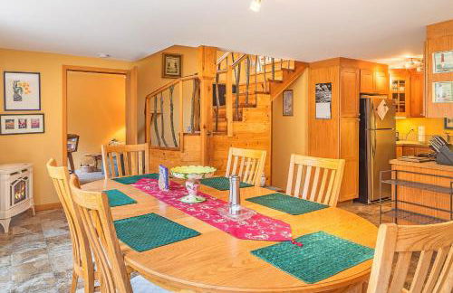 Cozy 2BR cabin near beach with deck fireplace. - Foto 11