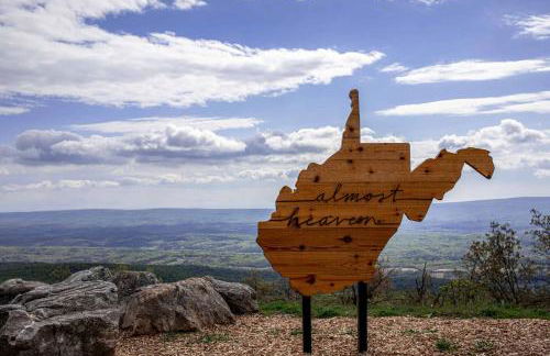 Spacious w Hot Tub, Fire Pit, Deck, Grill and WiFi - Foto 29