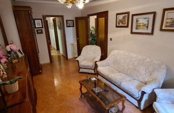 Piso céntrico 3 dormitorios con 2 baños cerca de la feria - Foto 3